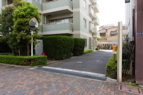 昇降機式機械駐車場へとつづく駐車場入口。		