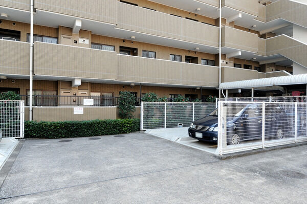 敷地内に設置されている機械式駐車場。