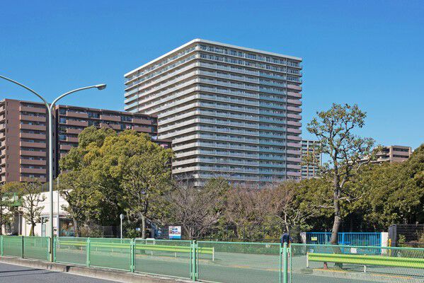 【東京マスタープレイス】総合設計制度適用による、ゆとりのランドプランを採用した住まい。