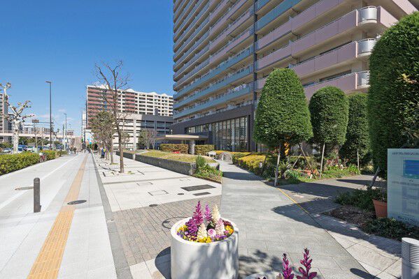 安全に配慮した歩車道分離のアプローチ。駐車場出入口も別路が設けられています。 安全に配慮した歩車道分離のアプローチ。駐車場出入口も別路が設けられています。