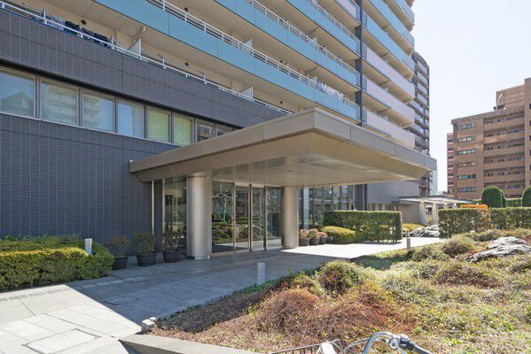 エントランスの先には、外観空間との連続性を図ったエントランスホールを設置。 エントランスの先には、外観空間との連続性を図ったエントランスホールを設置。