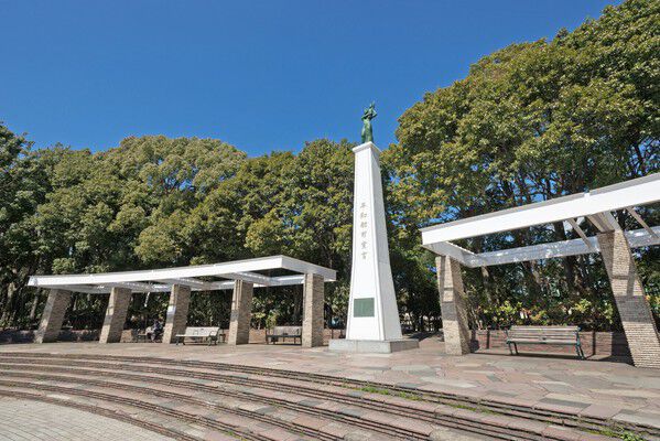 アスレチックなどもある緑豊かな「平和の森公園」は、約250m(徒歩4分)。 アスレチックなどもある緑豊かな「平和の森公園」は、約250m(徒歩4分)。