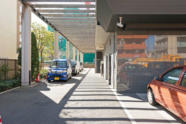 駐車場は地下に103台分を用意。リモコン式ゲートで愛車を守ります。