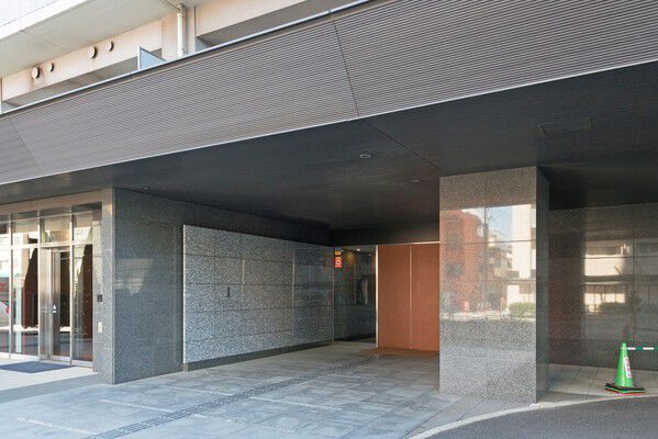 大きく張り出したキャノピーが住まいのグレード感を印象付けています。