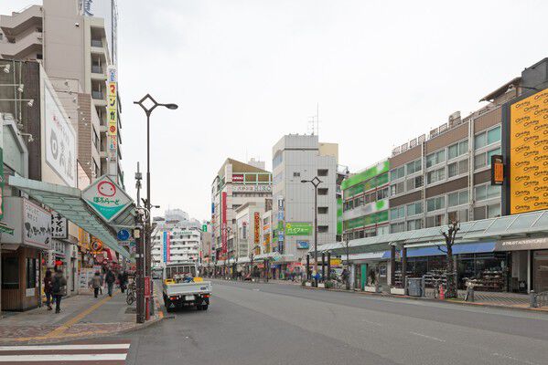 多彩な商店が連なる「キネマタウンぽぷらーど」まで約350m（徒歩5分）。