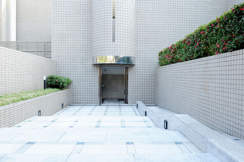 敷地の高低差を利用し、南側5階、北側3階建の建物になっています。