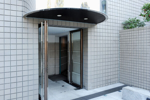 【パークコート山王】建物北側にあるエントランス。半円形のひさしが輝きを放ちます。