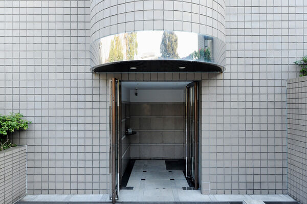 【パークコート山王】床に使われた御影石が表情あるデザインを見せています。