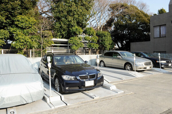 建物北側にある駐車場。出入口は歩行者と分かれています。