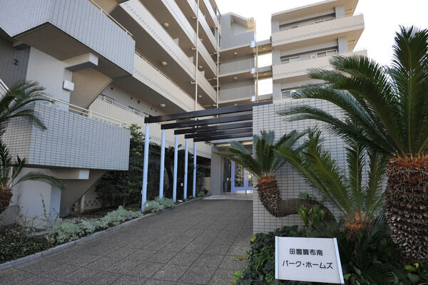 【田園調布南パークホームズ】斬新なカラーリングとデザインの、アーティスティックなエントランス。 【田園調布南パークホームズ】斬新なカラーリングとデザインの、アーティスティックなエントランス。