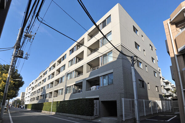 【パークホームズ西馬込】周囲の景観に配慮した低層の落ち着きのあるフォルム。