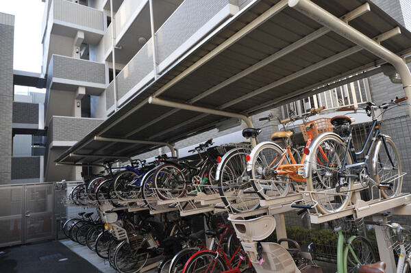 2段ラック式の自転車置場は120台分を用意。