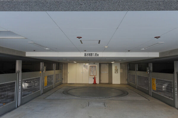 ターンテーブルが備わる駐車場は計24台収容可能。