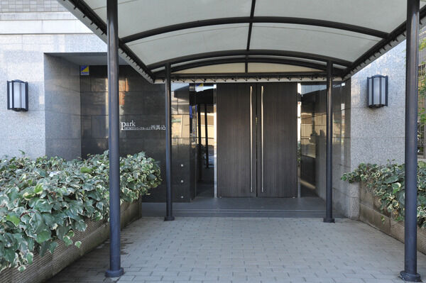 エントランスの壁面にはホワイトの御影石、足元には黒雲石を用いて高級感を演出。