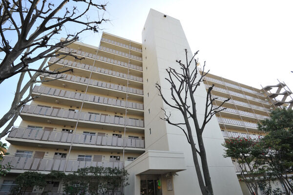 【池上パークファミリア】約7,900㎡の広い敷地に1号棟と2号棟が建つ。