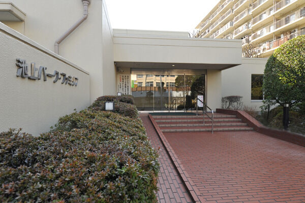 レンガ素材を敷き詰めた伸びやかなエントランスアプローチ。