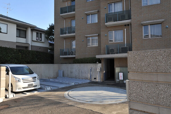 敷地内には自動車駐車場が設置されています。