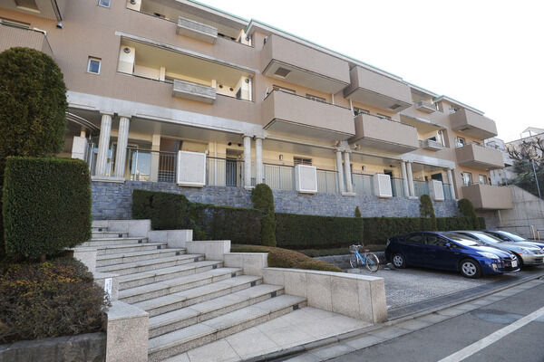 エントランスには宅配ロッカーとオートロックシステムを設置。