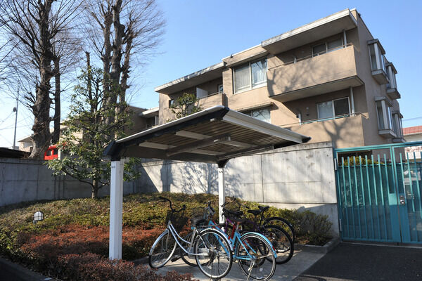 全戸分の自転車置場、平面式駐車場を17台分確保されています。