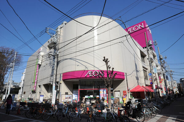 スーパー、専門店が集う「イオン御嶽山駅前店」まで約750m（徒歩9分）。