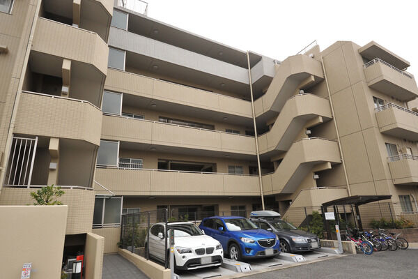 安全性に考慮した歩車分離の駐車場が15台分用意されています。