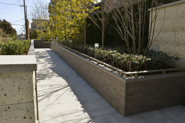 エントランスにはスロープも設置してあり車いすの方も安心です。