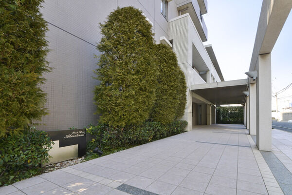 シンプルな輪郭が印象的なエントランスゲート。