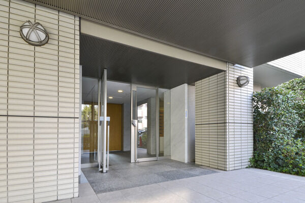 ゲートを抜けると、開放感あふれるホールが待ち構える。