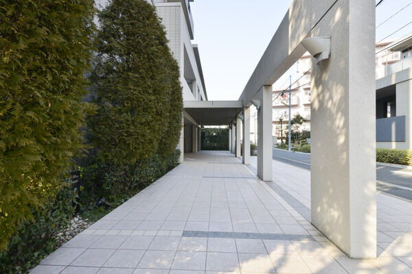 間接照明が夜になると点灯し、さりげない演出を施す。