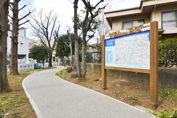 「北沢川緑道」は、約1,800m（徒歩23分）。