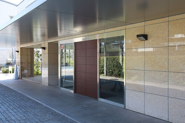 雨の日の帰りに便利な車寄席スペースも備わる。