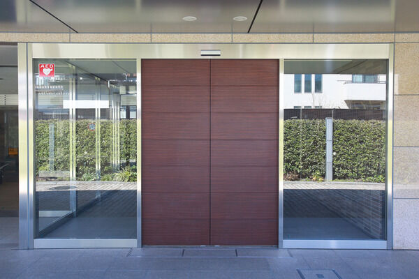 上質感に包まれた重厚な意匠で迎えてくれるエントランス。