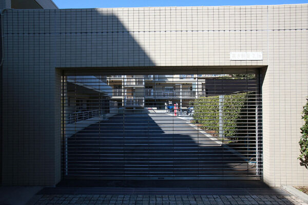 30台収容の駐車場には、シャッターゲートを採用。