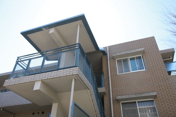 センターガーデンを通り、各戸へアクセスできる階段。		