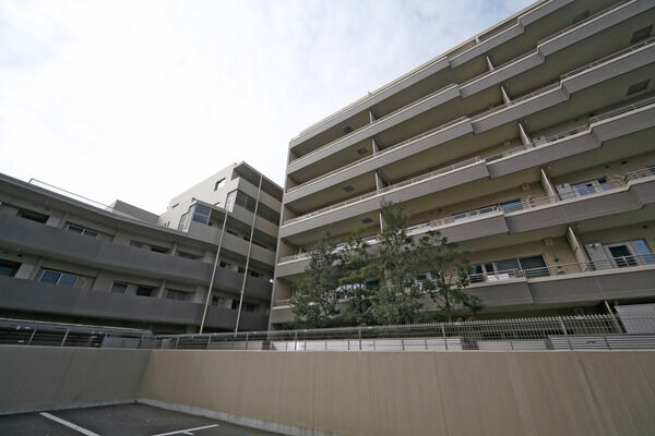 L字型の外観左箇所には、180台収容の自転車駐輪場を設置。