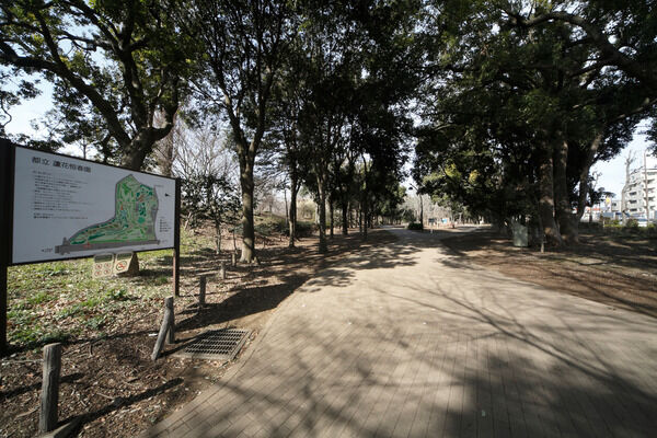 武蔵野の自然が息づき、やすらぎをもたらす「蘆花恒春園」は、約250m（徒歩4分）。