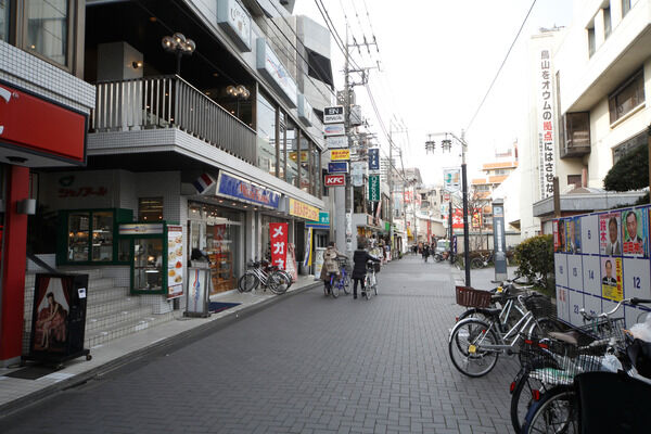 都内でも有数な大きさを誇る「えるもーる烏山商店街」は、約720m（徒歩9分）。