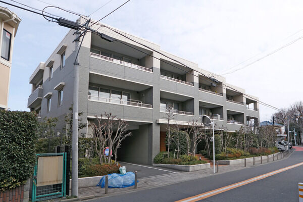 【パークホームズ蘆花恒春園】車と歩行者の動線を分け、安全性の高い動線を確保。
