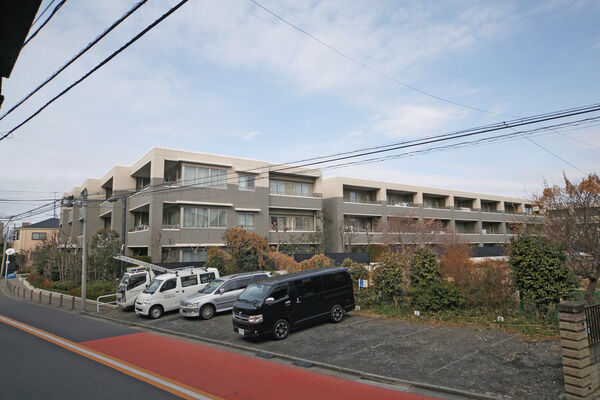 【パークホームズ蘆花恒春園】全戸70㎡以上の40邸の住まいは、3階建ての低層マンション。