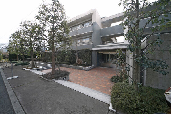 フォレストコートの名に相応しい、緑あふれたエントランスアプローチ。