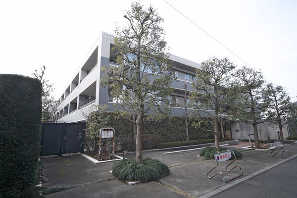 「小さな森」をイメージした植栽が外回りを囲み、街並みに癒しの空間を届けます。