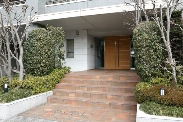 階段を上がり扉の先には、落ち着きと安らぎのエントランスが広がります。