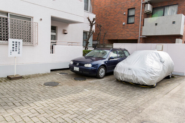 敷地内に駐車スペースを確保の他、道を挟んだ向かいには24Hパーキングも。		