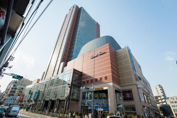 展望ロビーもある複合商業施設「キャロットタワー」まで約1,000ｍ（徒歩13分）。		