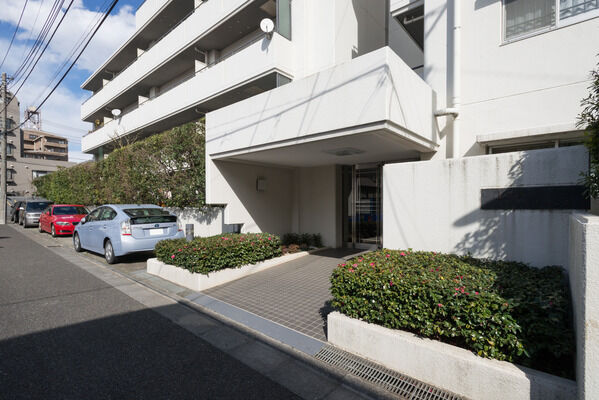 シンプルながら、上質さを兼ね備えたエントランス。