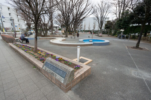 複合遊具もある「上北沢公園」は、約400m（徒歩5分）。