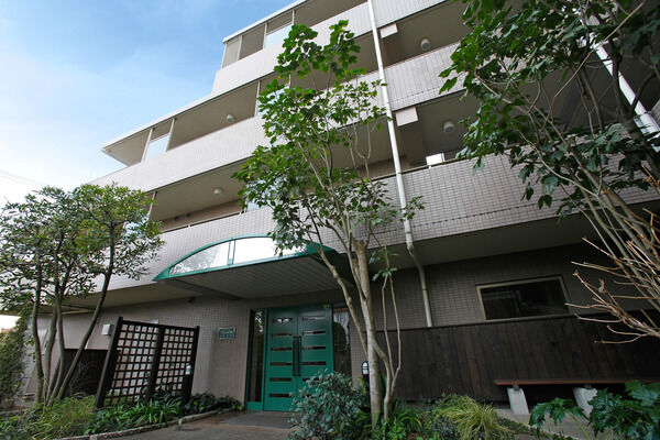 緑の扉を開けると、大理石等をふんだんに使用した上品なエントランスホールへ続く。