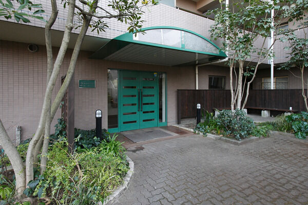 木の壁をつくりプライバシーにも配慮された広めのアプローチ。