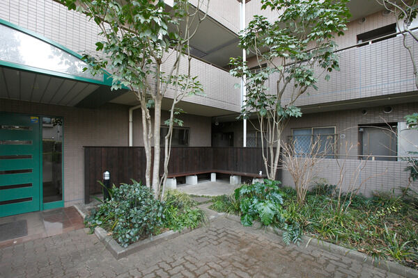 深緑に包まれたアプローチには、ベンチを設置。緑を楽しむ穏やかな時間を過ごせます。