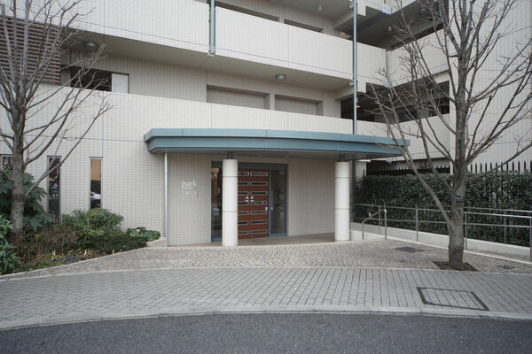 ガーデンサイドコート側エントランス。扉の向こうには二層吹き抜けの空間。